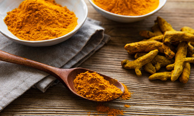  Yellow turmeric powder and dry roots