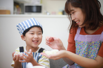 おにぎりを握る親子