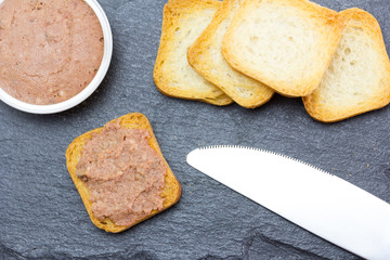 Mini tostada untada de paté con pasas 