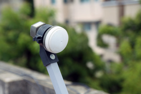 Satellite antenna LNBF (low-noise block/feedhorn)