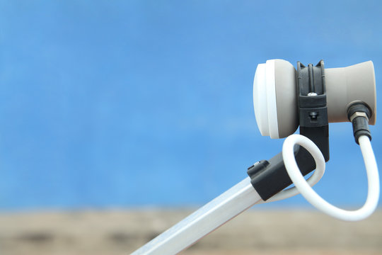 Satellite antenna LNBF (low-noise block/feedhorn)