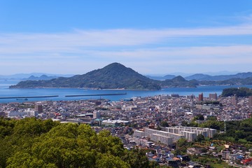 愛媛県松山市のフライブルグ城から興居島方面を眺める