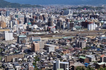 松山総合公園から松山駅（高架化前）、松山市駅（観覧車）方面を眺める