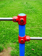 初夏の公園の鉄棒