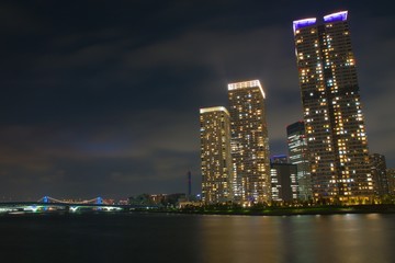 Obraz na płótnie Canvas 晴海埠頭夜景　運河とタワーマンション群 