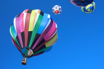 青空と飛び立つ熱気球たち