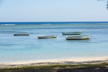Fototapeta premium fishing boat on the beach of Mauritius.