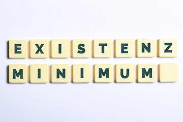 Existenzminimum in Buchstaben auf weißem Hintergrund