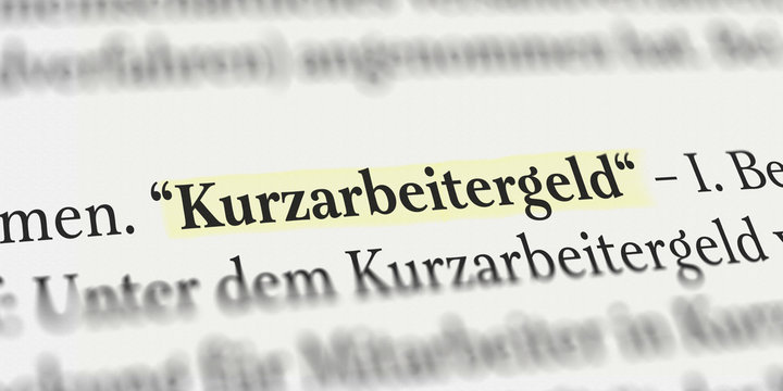 Kurzarbeitergeld im Buch mit Textmarker markiert