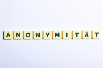 Anonymität in Buchstaben auf weißem Hintergrund