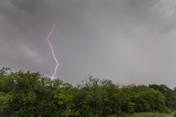 Pioruny na nocnym niebie