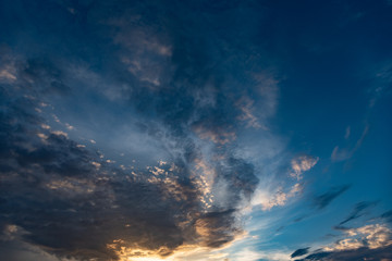Fototapeta na wymiar Sonne bricht durch Wolkengebilde