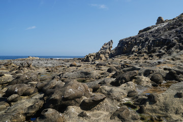 Paramundras, formation rocheuse de grès, dans une crique du Jaizkibel, dans la province du Guipuscoa, au Pays Basque
