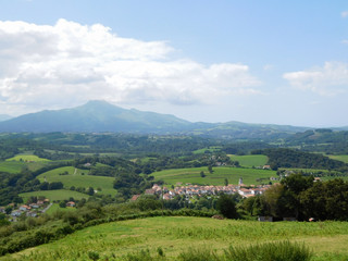 Fototapeta na wymiar Village d'Ainhoa, au pied de la montagne la Rhune, au Pays Basque