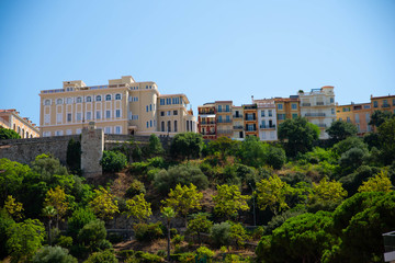 Fototapeta na wymiar Des immeubles au sommet du rocher de Monaco