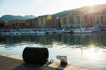 Vue sur un port avec le soleil