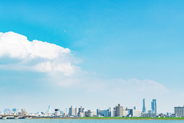 Naklejka premium 大阪の淀川河川敷からの青空と景色