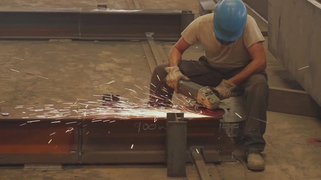 Industrial workshops where structures and boilermaking, equipment and tanks are manufactured for oil & gas, mining, renewable energy, shipbuilding, viaducts, shipbuilding and industrial plants.