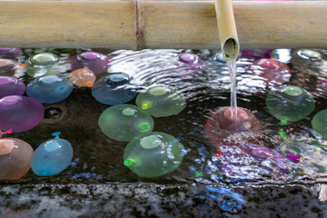 色とりどりの水風船を浮かべた手水舎
