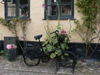 Fototapeta na wymiar Fahrrad vor einem Haus im Dorf Dragoer in Dönemark