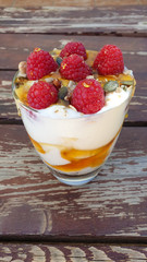 Postre de yogur con Frambuesas, Fresas, Platano, Avena y Frutos Secos.