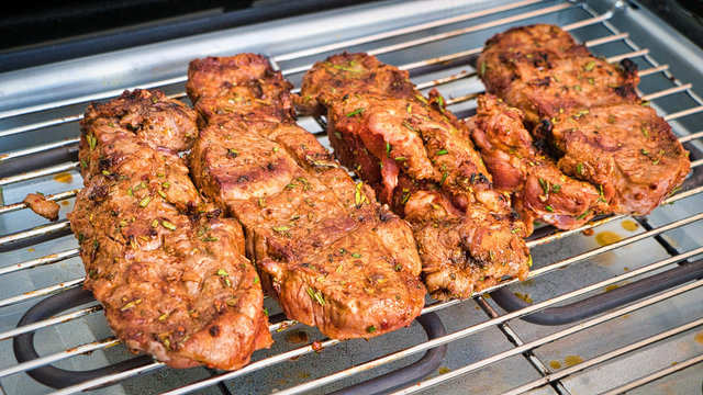 Lecker gew&uuml;rztest Lammsteak auf dem Grill