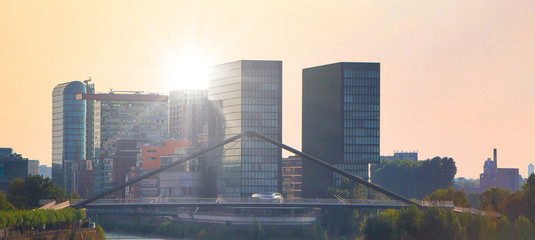 Medienhafen in Düsseldorf mit Sonnenlicht