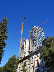 Neubau eines Hochhaus mit Baukran vor strahlend blauem Himmel im Sommer bei Sonnenschein im Nordend...
