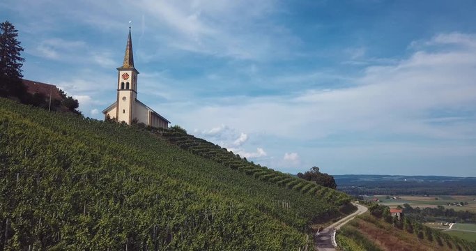&eacute;glise sur une colline au milieu d'un vignoble - Suisse