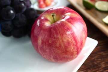 まな板の上のりんごとフルーツ