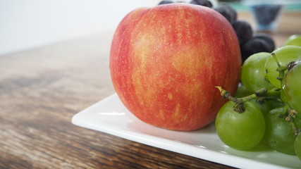 皿の上のりんご