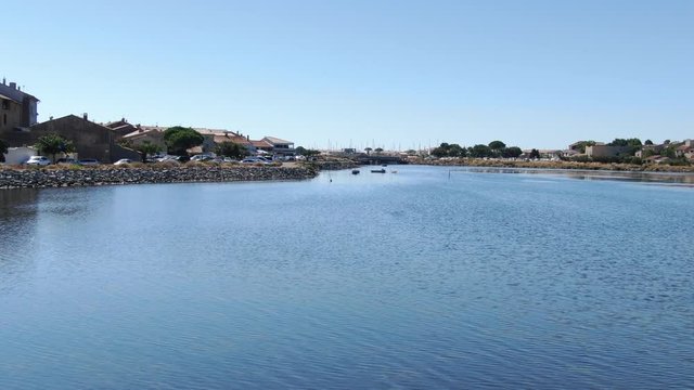 Etang de Gruissan, vue a&eacute;rienne au raz de l'eau.