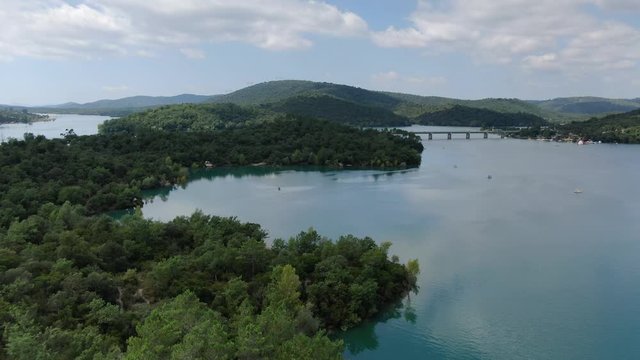 vue aérienne du lac de Saint-Cassien