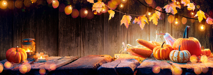  Thanksgiving Table - Pumpkins And Corncobs On Wooden Plank With Garlands
