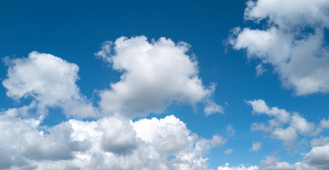 Obraz na płótnie Canvas gros nuages blancs dans un ciel bleu