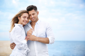 Obraz premium Happy couple on beach, space for text. Romantic walk