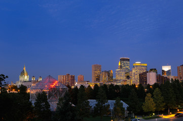 Fototapeta na wymiar Minneapolis skyline from the Sculpture Garden Greenhouses after dusk