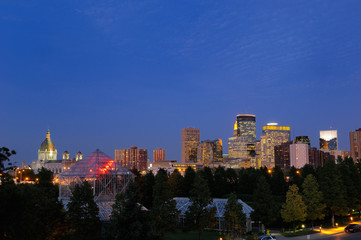 Obraz premium Minneapolis skyline from the Sculpture Garden Greenhouses after dusk