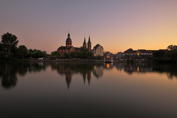 Fototapeta premium Panorama von Seligenstadt am Main im Abendlicht