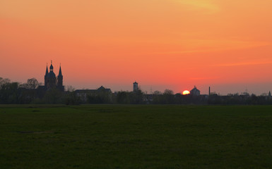 Fototapeta na wymiar Sonnenuntergang über den Dächer von Seligenstadt am Main 