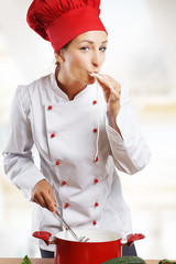 Köchin probiert Nudeln