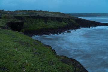 Obraz premium Rough seas at dusk