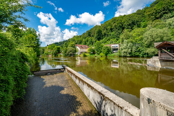 Fototapeta premium Floßrutsche am Kastenmühlenwehr in Wolfratshausen