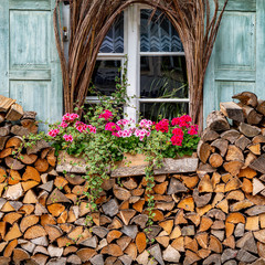 Idyllische Vintage-Dekoration an einem Fenster
