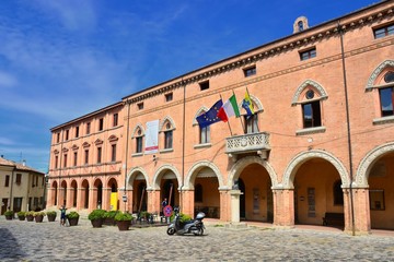 Fototapeta premium Verucchio,Rimini,Emilia-Romagna,Italia. La piazza principale e il municipio del borgo di Verucchio.