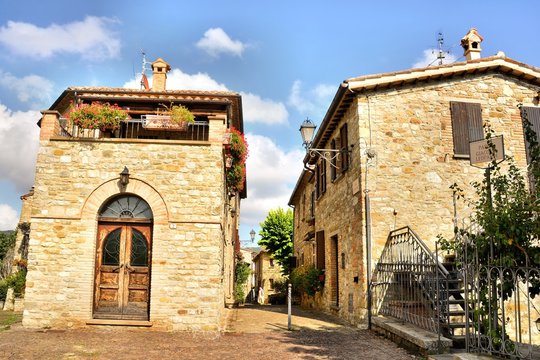 Una pittoresca veduta del borgo-castello di Frontino(Pesaro Urbino,Marche), uno dei Borghi pi&ugrave; belli d'Italia.