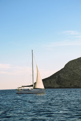 Obraz premium Sailing ship sailing across the ocean