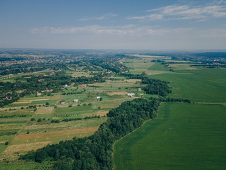Obraz premium A large green field with a mountain in the background