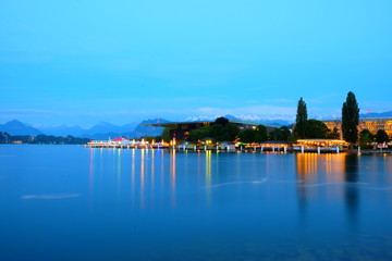 Obraz premium night view of the lake Lucerne