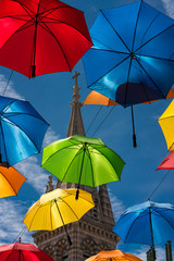 Fototapeta na wymiar parapluies en été dans les rues